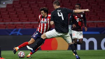 MADRID, 01/12/2020.- El defensa del Bayern Niklas Sule (d) presiona ante el delantero portugués del Atlético de Madrid Joao Felix durante el encuentro perteneciente al grupo A de Liga de Campeones entre el Atlético de Madrid y el Baye