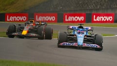 Max Verstappen (Red Bull RB18) y Fernando Alonso (Alpine A522). Suzuka, Japón. F1 2022.