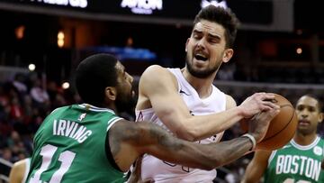 Kyrie Irving frena una penetraci&oacute;n de Tomas Satoransky.