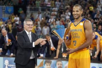 Eulis Báez, recibe del presidente de la ACB, Juan Roca, el trofeo de campeones de la Supercopa.