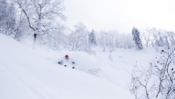 Aymar Navarro esquiando en Japón con mucha nieve.