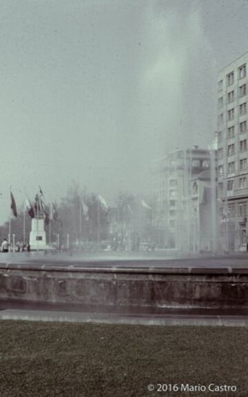 La antigua pileta que estaba en la Alameda, entre La Moneda y el Paseo Bulnes.