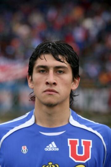 Mauricio Gómez era la esperanza en Universidad de Chile. Delantero centro potente y con buen juego aéreo. Jamás pudo ganarse un lugar y terminó saliendo del equipo. Hoy juega en Temuco.