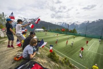 En el "Ottmar Hitzfeld GsponArena", en Gspon, en los Alpes suizos se encuentra un campo de fútbol situado a 2.000 metros sobre el nivel del mar.