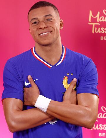 Kylian Mbappé presenta su figura con la equipación de Les Bleus que será llevada al museo Madame Tussauds en Berlín.