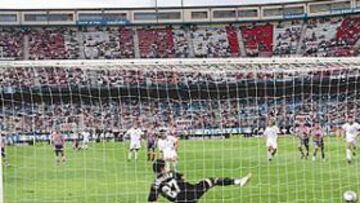 <b>CUBILLO MARCÓ EL 0-1. </b>El Getafe se adelantó en el minuto 22, después de que el ex rojiblanco transformará un penalti cometido por Pablo sobre Gica. Cuéllar nada pudo hacer.