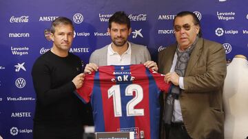 02/01/18 LEVANTE UD - ACTO PRESENTACION FICHAJE
 COKE
 
 
 VICENTE BLANCO TITO DIRECTOR DEPORTIVO
 MIGUEL ANGEL RUIZ CONSEJERO
 
 
  NUEVO JUGADOR