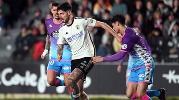 Partido entre el Burgos CF y el Real Valladolid celebrado en el estadio ‘El Plantío’.
Fer Niño del Burgos CF y D. Torres del Valladolid
Ricardo Ordóñez
13-1-2024