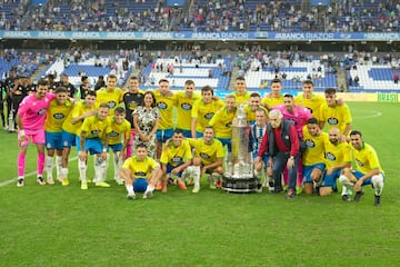 El Deportivo, con la camiseta canarinha, celebra el Teresa Herrera.
