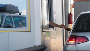 Lanza un montón de monedas al pagar el peaje y recibe la mejor de las lecciones: “¿No se alegra de haber esperado?”