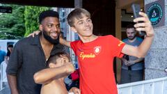 Lemar, con dos aficionados a las puertas del Hotel Segovia Sierra de Guadarrama al que el Atlético ha llegado esta tarde para iniciar su estadía de dos semanas.