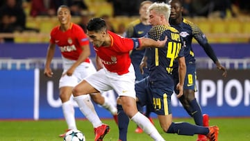 Falcao con la posesión del balón ante la marca de Kampl en el juego entre Mónaco y Leipzig por Champions League