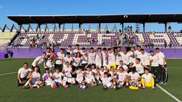 El Juvenil B del Real Valladolid celebra su título.