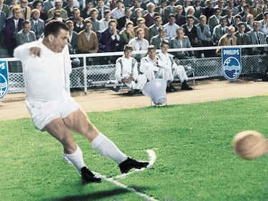 242 goles en 262 partidos. La zurda de Pancho Puskas ha pasado a la historia como una de las mejores de todos los tiempos. Preciso y poderoso en sus disparos, fueron su sello de identidad. Llegó tarde al Madrid (31 años), tras liderar al ‘Equipo de Oro’ de Hungría y a su Honved, pero tuvo tiempo de ser pichichi cuatro veces, ganar tres Copas de Europa o una Intercontinental. Máximo goleador del siglo XX (IFFHS) y la FIFA bautizó el trofeo al mejor del año con su apellido.  