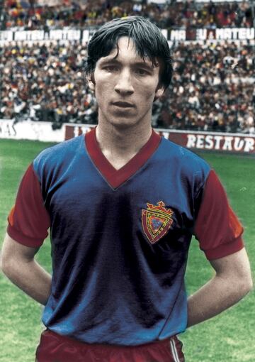 Formado en la cantera del Osasuna, jug車 con el pirmer equipo desde 1979 hasta 1989. Visti車 la camiseta del Athletic Club entre 1989 y 1993.