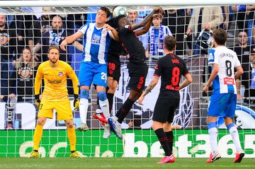 El central que llegó al Espanyol esta temporada no lograría mantener la categoría y descendería como lo hizo con el Girona en la campaña anterior. 