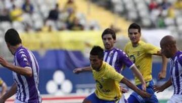 <b>MUY VIGILADO. </b>La defensa del Valladolid puso mucho énfasis durante el partido de ayer para frenar a Jonathan Viera.