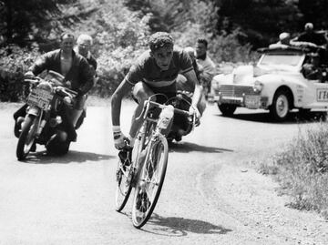 Federico Martín Bahamontes en 1958 gana el Campeonato de España en Ruta, dos etapas y la clasificación de montaña del Tour de Francia, además, una etapa del Giro de Italia y la clasificación de montaña de la Vuelta a España, entre otras victorias. En la imagen, el Águila de Toledo en una etapa de montaña en la carrera francesa.