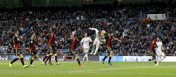 Gol anulado del jugador del Real Madrid Sergio Ramos por fuera de juego. 