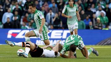 GRAF5312. SEVILLA, 23/11/2019.- El centrocampista del Valencia Daniel Wass (c) disputa el balón con el centrocampista mexicano del Real Betis Andrés Guardado (i) y el centrocampista Joaquín Sánchez (d), durante el partido corre