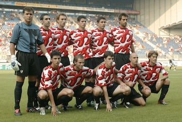 El pintor Dario Urzay dise?¨® la camiseta del Athletic para jugar la UEFA en 2004. El dise?o no gust¨® ni a la afici¨®n ni a los propios jugadores y meses despu¨¦s de presentarse se retir¨®.
Joseba Etxeberria critic¨® el dise?o nada m¨¢s conocerse. El entonces jugador coment¨® que, a su juicio, no era nada bonita y adem¨¢s se ha realizado sin mediar ning¨²n tipo de consulta con los jugadores. Urzay suspendi¨® la cesi¨®n de los derechos de explotaci¨®n de su obra al club rojiblanco al entender que "incumple el esp¨ªritu" del acuerdo que alcanzaron ambas partes.