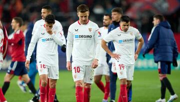 Los jugadores del Sevilla, tras perder.