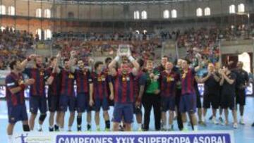 V&iacute;ctor Tom&aacute;s levantando el trofeo de campe&oacute;n de la Supercopa Asobal ganado por el Barcelona hoy ante el Granollers. 