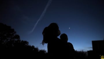 Cuatro de los planetas serán visibles a simple vista, pero necesitarás un telescopio o binoculares de alta potencia para ver el resto.