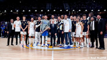 Los jugadores de la actual plantilla y algunos históricos con Luka Doncic,  que posa con la réplica del trofeo de la Euroliga de 2018, y Florentino Pérez al acabar el primer cuarto.