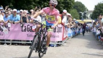 Alberto Contador fue del autob&uacute;s de su equipo al podio en una bicicleta con motor el&eacute;ctrico.