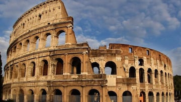 Uno de los símbolos de Roma, del imperio romano, de Italia y de la historia de la humanidad. Un pedazo de historia que data del siglo 1 después de Cristo y que ha sobrevivido terremotos, invasiones, golpes de Estado y caídas de imperios. Durante la época romana fue utilizado como recinto de espectáculos tales como peleas de gladiadores, obras de teatro y hasta ejecuciones, consideradas como un entretenimiento en aquellos tiempos. Era usual la asistencia del emperador para atestiguar los eventos.