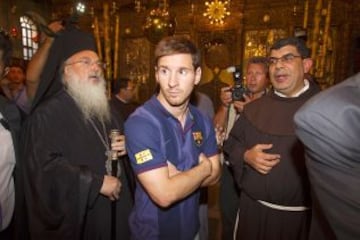 Messi durante la visita de los jugadores del Barcelona a la Basílica de la Natividad en Belén