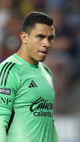 “Van tres veces que me pegas en el pinche pie, wey”