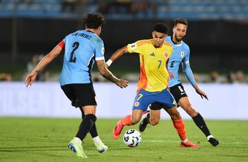 La Selección Colombia cayó en su visita frente a Uruguay, por la jornada 11 de las Eliminatorias al Mundial de 2026. Juan Fernando Quintero y Carlos Gómez anotaron para la Tricolor, mientras que para los Charrúas marcaron Davinson Sánchez en propia puerta, Rodrigo Aguirre y Manuel Ugarte.