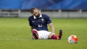 France&#039;s forward Karim Benzema reacts after being injured during the friendly football match between France and Armenia on October 8, 2015 at the Allianz Riviera stadium in Nice, southeastern France. AFP PHOTO / VALERY HACHE