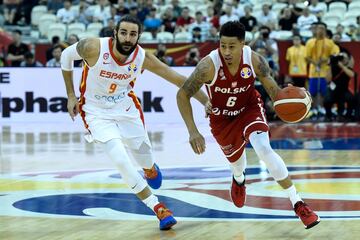 A.J. Slaughter siendo defendido por Ricky Rubio. 