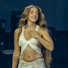 El outfit con transparencias de Lola Índigo en su concierto de Madrid: perlas y una referencia ochentera