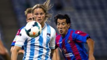 El jugador del Pescara Bjarnason protege el bal&oacute;n ante Pedro R&iacute;os, del Levante, durante la final del Trofeo Colombino disputada esta noche en el estadio Nuevo Colombino, en Huelva. 