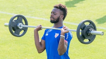Iñaki Williams con las pesas en Lezama.