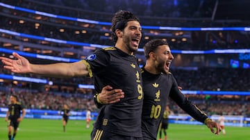 AME1176. INGLEWOOD (ESTADOS UNIDOS), 20/03/2025.- Raul Jimenez (i) junto a Alexis Vega de México celebran un gol este jueves, en un partido de semifinal de la Copa de la Liga de Naciones CONCACAF entre las selecciones de Canadá y México en el estadio SoFi en Inglewood, California (EE.UU.). EFE/ Javier Rojas