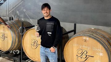 David Silva posa con una copa en su bodega.