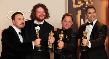 Gints Zilbalodis, Matiss Kaza, Ron Dyens y Gregory Zalcman posan con el Oscar por la pelcula 'Flow, un mundo que salvar'.