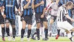 <b>MAGISTRAL. </b>Así marcó Nedved anoche su gol al Inter.