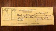 Mayweather presume del cheque por pelear con McGregor