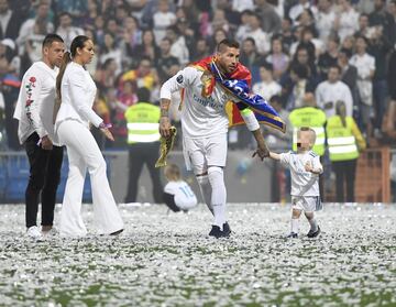 La fiesta continuó en el Bernabéu. Sergio Ramos con su familia.