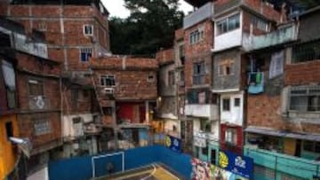El ‘Maracaná’ de las favelas. Este peculiar campo de fútbol está al final de la favela Tavares Bastos y reúne a niños y adultos para jugar al fútbol en cualquier momento del día.