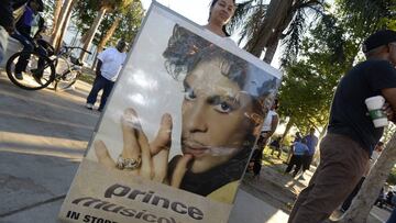 MAN15. LOS &Aacute;NGELES (CA, EE.UU.), 21/04/2016.- Una fan del fallecido m&uacute;sico estadounidense Prince sostiene un cartel con su imagen hoy, jueves 21 de abril de 2016, durante un encuentro de seguidores para celebrar su vida y obra, en Los &Aacute;ngeles (CA, EE.UU.). Prince, uno de los m&aacute;s exitosos de todos los tiempos, muri&oacute; hoy a los 57 a&ntilde;os en su residencia de Chanhassen (Mine&aacute;polis, EE.UU.), una p&eacute;rdida que conmocion&oacute; a sus seguidores y al mundo de la m&uacute;sica. &quot;Con profunda tristeza, confirmo que el legendario e ic&oacute;nico artista Prince Rogers Nelson ha fallecido esta ma&ntilde;ana en su residencia de Paisley Park a los 57 a&ntilde;os&quot;, indic&oacute; su publicista, Yvette Noel-Schure, en un breve comunicado que no detallaba las causas de la muerte. EFE/MIKE NELSON