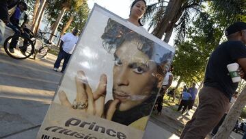 MAN15. LOS ÁNGELES (CA, EE.UU.), 21/04/2016.- Una fan del fallecido músico estadounidense Prince sostiene un cartel con su imagen hoy, jueves 21 de abril de 2016, durante un encuentro de seguidores para celebrar su vida y obra, en Los Ángeles (CA, EE.UU.). Prince, uno de los más exitosos de todos los tiempos, murió hoy a los 57 años en su residencia de Chanhassen (Mineápolis, EE.UU.), una pérdida que conmocionó a sus seguidores y al mundo de la música. "Con profunda tristeza, confirmo que el legendario e icónico artista Prince Rogers Nelson ha fallecido esta mañana en su residencia de Paisley Park a los 57 años", indicó su publicista, Yvette Noel-Schure, en un breve comunicado que no detallaba las causas de la muerte. EFE/MIKE NELSON