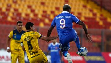 El jugador de Universidad de Chile Junior Fernandez, centro, juega el balon contra Everton durante el partido por la primera division disputado en el estadio Santa Laura.
Santiago, Chile.
22/10/2022
Jonnathan Oyarzun/Photosport