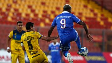 El jugador de Universidad de Chile Junior Fernandez,  centro, juega el balon contra Everton durante el partido por la primera division disputado en el estadio Santa Laura.
Santiago, Chile.
22/10/2022
Jonnathan Oyarzun/Photosport